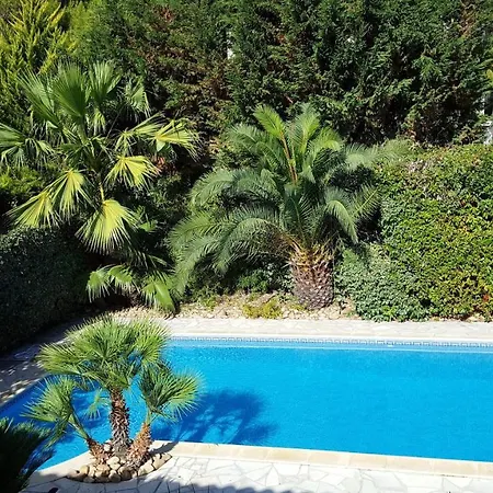 Spacieuse A Avec Piscine Et Jardin. Villa