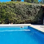 Spacieuse A Avec Piscine Et Jardin. Villa