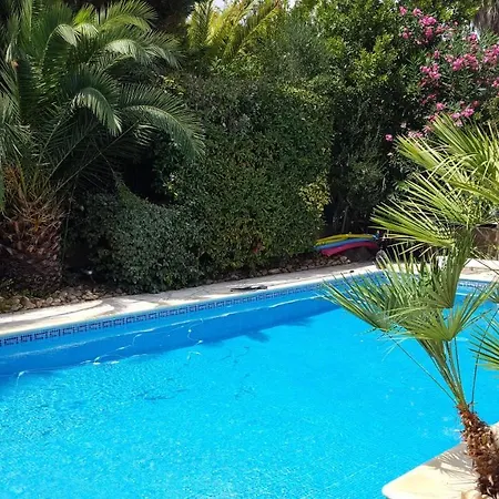 Spacieuse A Avec Piscine Et Jardin.