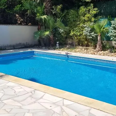 فيلة Spacieuse A Avec Piscine Et Jardin. آجد