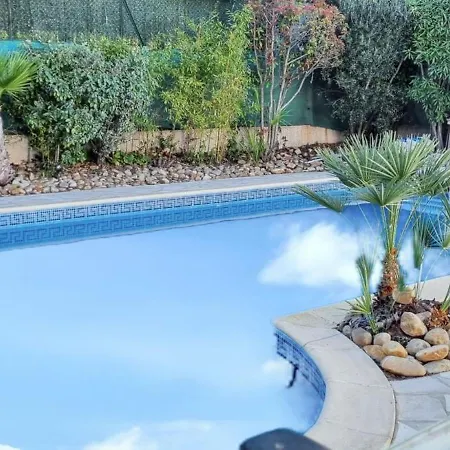 Spacieuse A Avec Piscine Et Jardin. Villa *