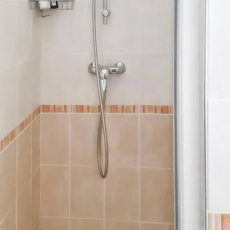 Spacieuse A Avec Piscine Et Jardin. Villa