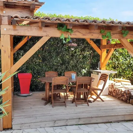 Spacieuse A Avec Piscine Et Jardin. Villa *