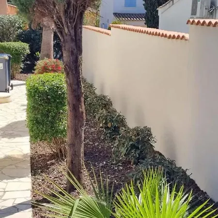 Spacieuse A Avec Piscine Et Jardin. Villa