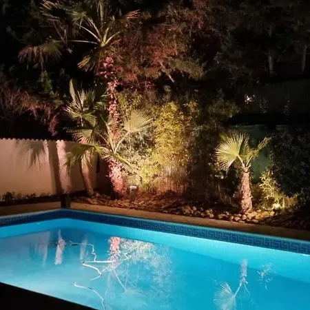 Villa Spacieuse A Avec Piscine Et Jardin.