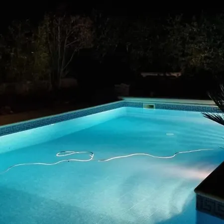 Spacieuse A Avec Piscine Et Jardin. Villa
