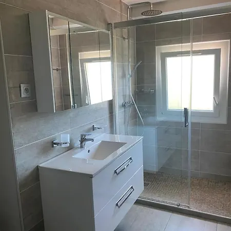 Spacieuse A Avec Piscine Et Jardin. فيلة آجد