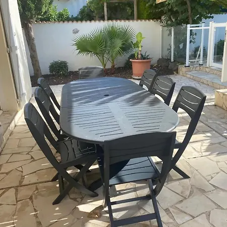 Spacieuse A Avec Piscine Et Jardin.