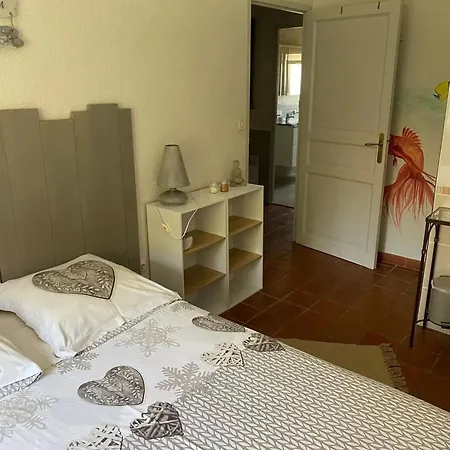 Spacieuse A Avec Piscine Et Jardin. Villa