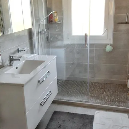 فيلة Spacieuse A Avec Piscine Et Jardin. آجد