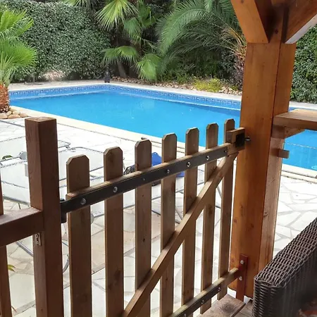 Spacieuse A Avec Piscine Et Jardin. *